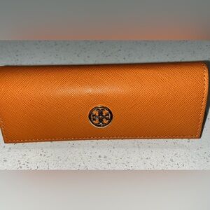 💯 Tory Burch Brown/Saffron Logo hard glasses case with snap closure